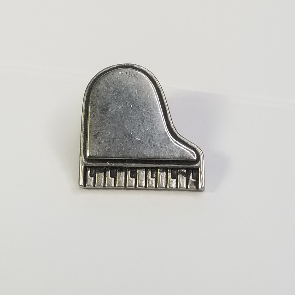 SILVER TONE GRAND PIANO PIN BROOCH